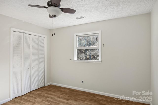 821 Anne Avenue W, Hendersonville, NC 28739