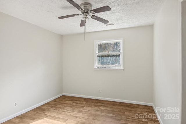 821 Anne Avenue W, Hendersonville, NC 28739