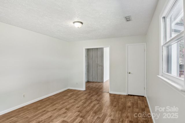 821 Anne Avenue W, Hendersonville, NC 28739