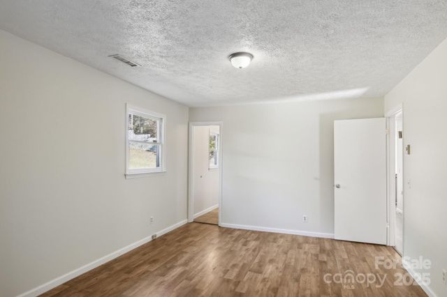 821 Anne Avenue W, Hendersonville, NC 28739