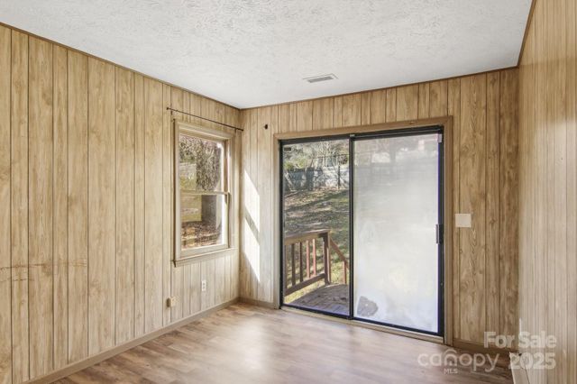 821 Anne Avenue W, Hendersonville, NC 28739