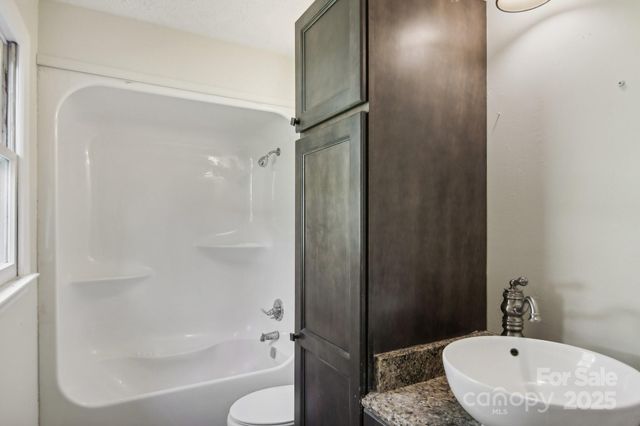 821 Anne Avenue W, Hendersonville, NC 28739
