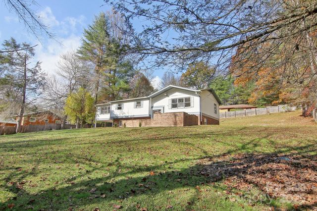 821 Anne Avenue W, Hendersonville, NC 28739