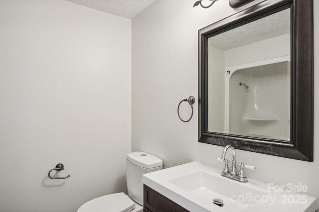 821 Anne Avenue W, Hendersonville, NC 28739