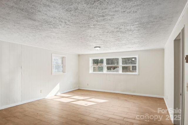 821 Anne Avenue W, Hendersonville, NC 28739