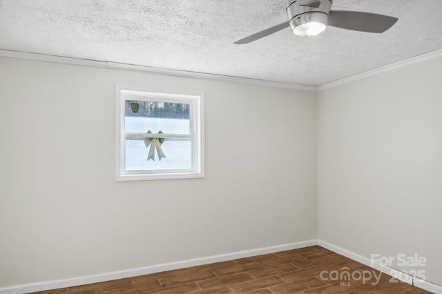 821 Anne Avenue W, Hendersonville, NC 28739