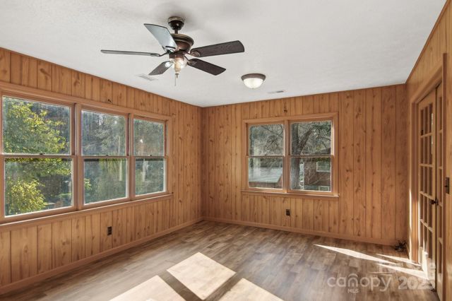 821 Anne Avenue W, Hendersonville, NC 28739
