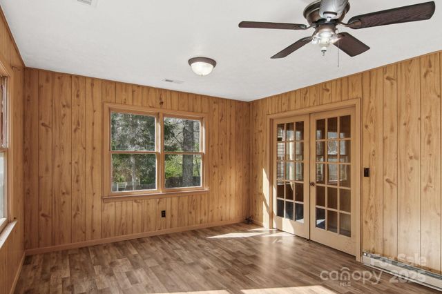 821 Anne Avenue W, Hendersonville, NC 28739