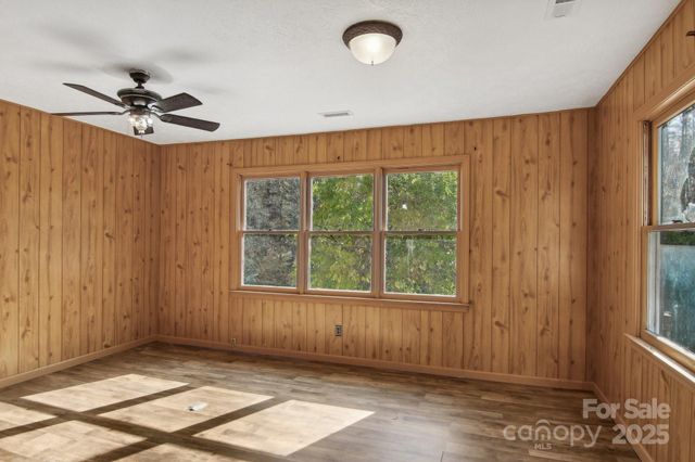 821 Anne Avenue W, Hendersonville, NC 28739