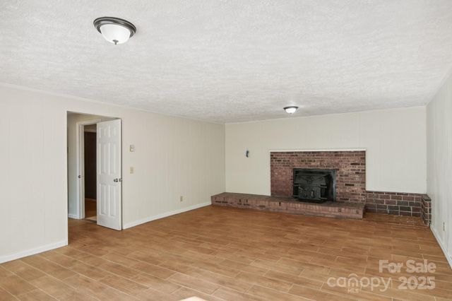 821 Anne Avenue W, Hendersonville, NC 28739