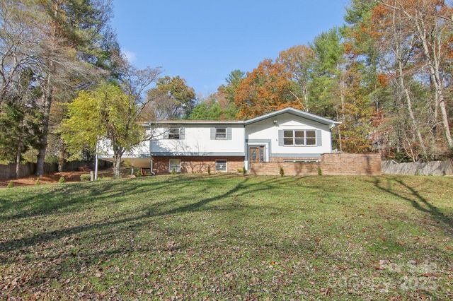 821 Anne Avenue W, Hendersonville, NC 28739