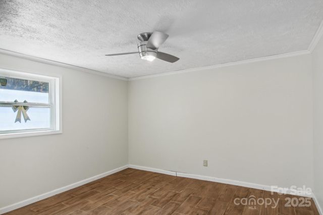 821 Anne Avenue W, Hendersonville, NC 28739