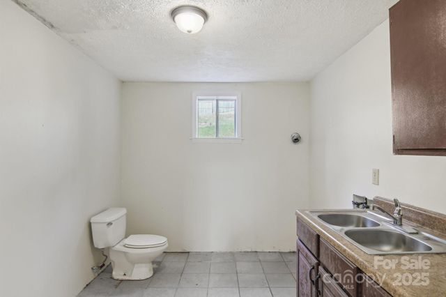 821 Anne Avenue W, Hendersonville, NC 28739