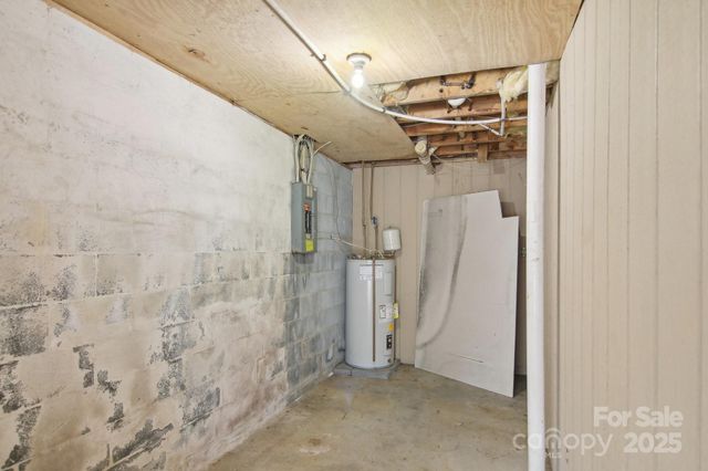821 Anne Avenue W, Hendersonville, NC 28739