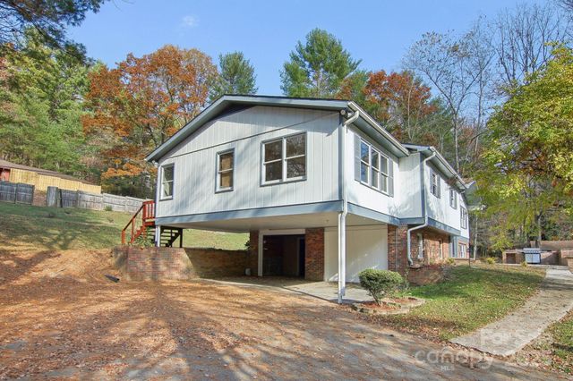 821 Anne Avenue W, Hendersonville, NC 28739
