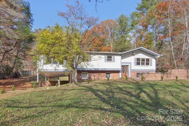821 Anne Avenue W, Hendersonville, NC 28739
