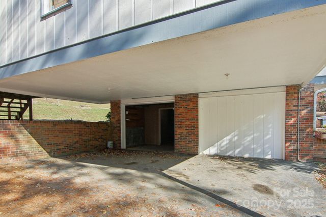 821 Anne Avenue W, Hendersonville, NC 28739