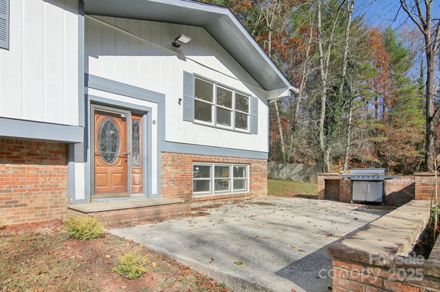 821 Anne Avenue W, Hendersonville, NC 28739