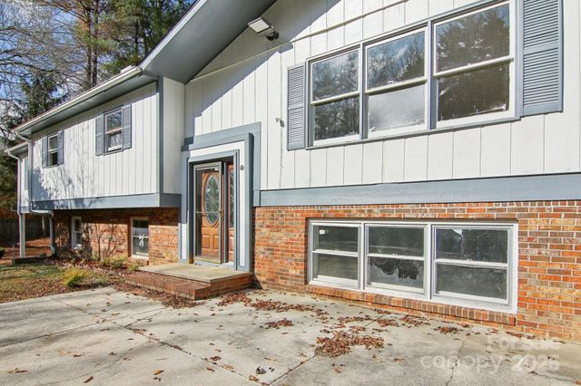 821 Anne Avenue W, Hendersonville, NC 28739