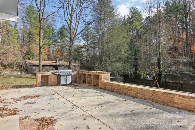 821 Anne Avenue W, Hendersonville, NC 28739