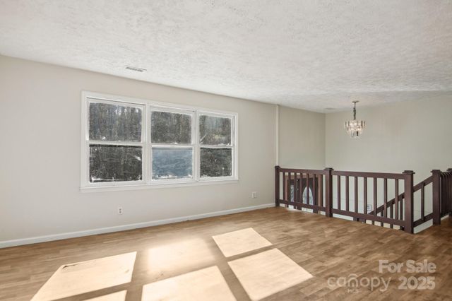821 Anne Avenue W, Hendersonville, NC 28739