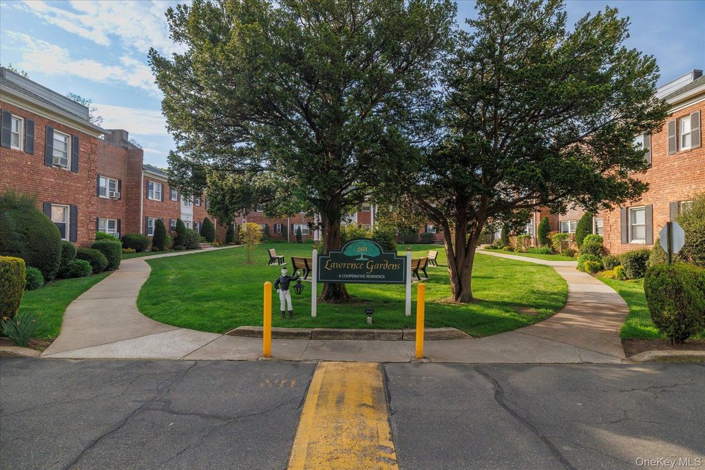 261 Central Avenue E4, Lawrence, NY 11559