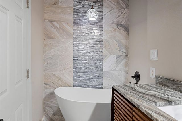 162 Lake Drive, Enchanted Oaks, TX 75156