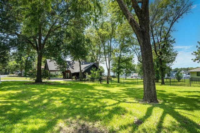 162 Lake Drive, Enchanted Oaks, TX 75156