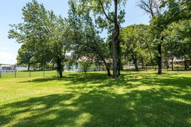 162 Lake Drive, Enchanted Oaks, TX 75156