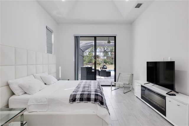 6423 Livingston Woods LN, Naples, FL 34109