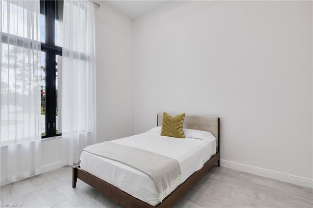 6423 Livingston Woods LN, Naples, FL 34109