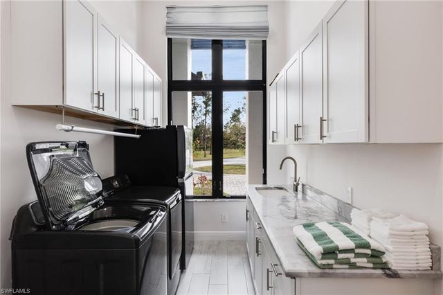 6423 Livingston Woods LN, Naples, FL 34109