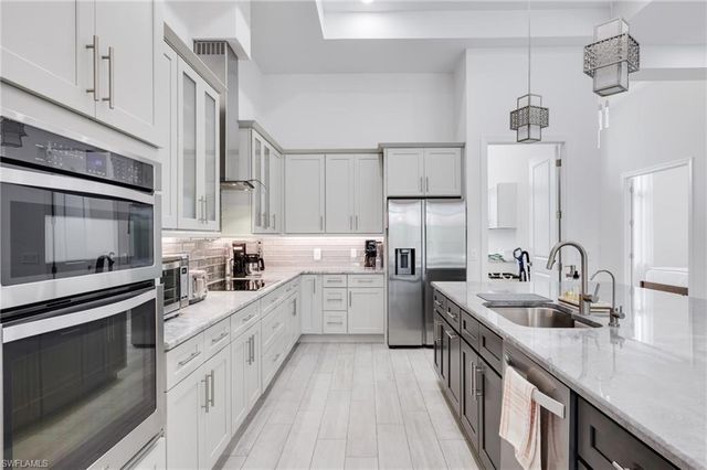 6423 Livingston Woods LN, Naples, FL 34109