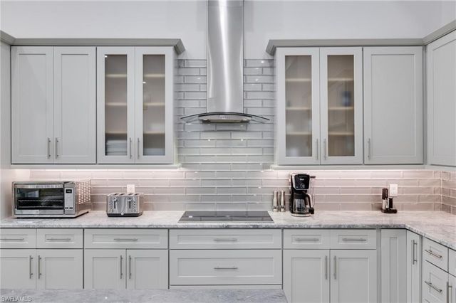 6423 Livingston Woods LN, Naples, FL 34109