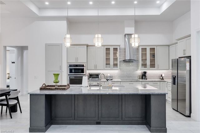 6423 Livingston Woods LN, Naples, FL 34109