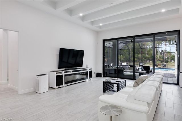 6423 Livingston Woods LN, Naples, FL 34109