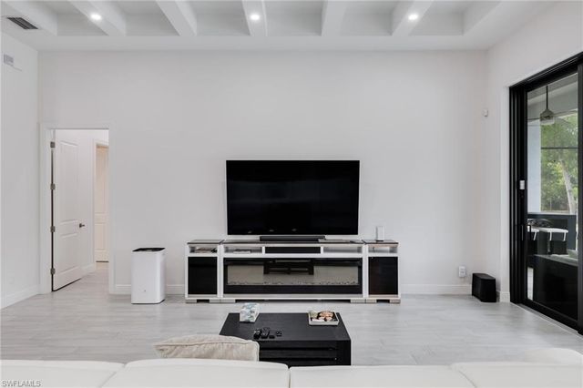 6423 Livingston Woods LN, Naples, FL 34109