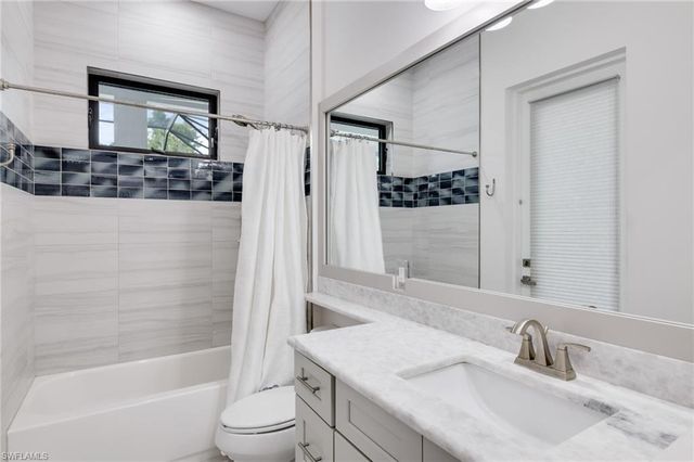 6423 Livingston Woods LN, Naples, FL 34109