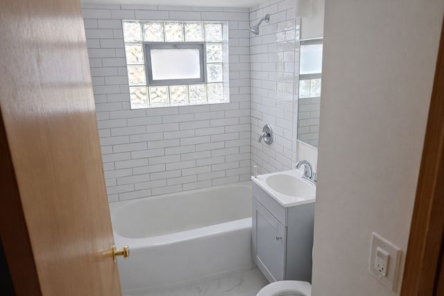 5834 W Montrose Avenue 1S, Chicago, IL 60634