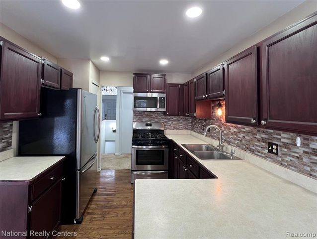 36525 Lochdale, Farmington Hills, MI 48335