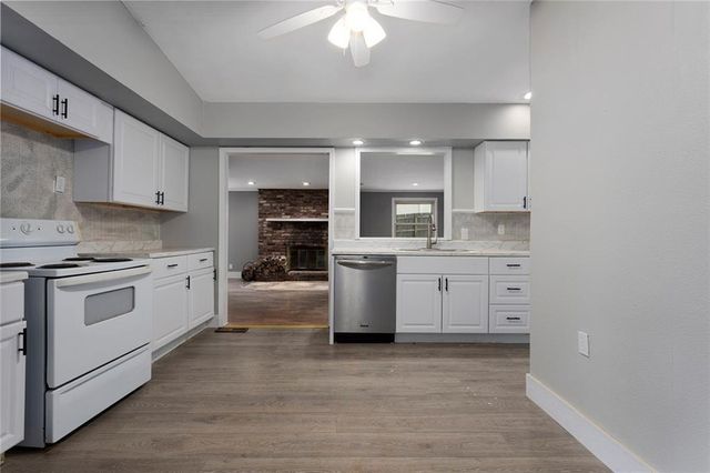 12205 E 46th Street S, Independence, MO 64055