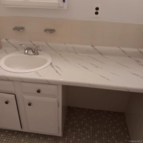 200 Hilton Avenue 30, Hempstead, NY 11550