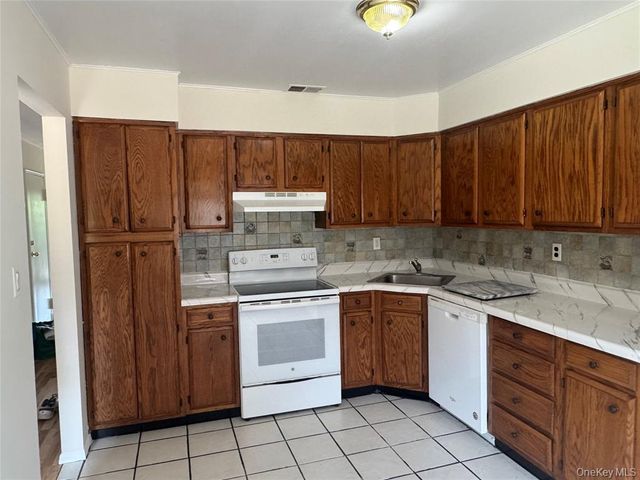 200 Hilton Avenue 30, Hempstead, NY 11550