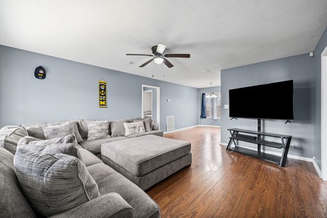 420 Sideline Dr, Oak Grove, KY 42262