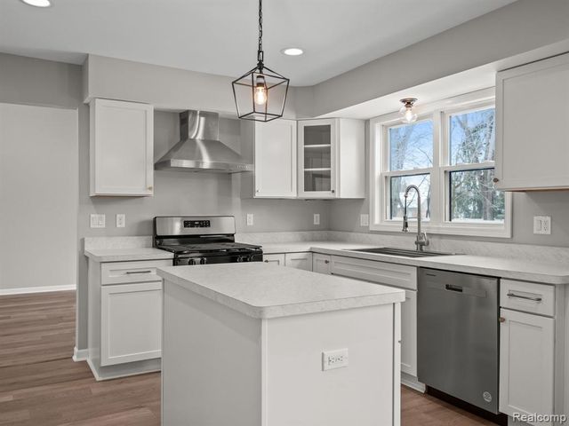 6866 Serenity Drive, Troy, MI 48098