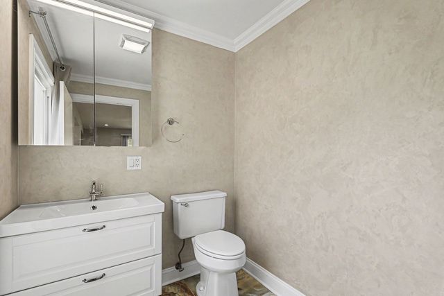 8 Greenvale Road SE, Vernon Hills, IL 60061