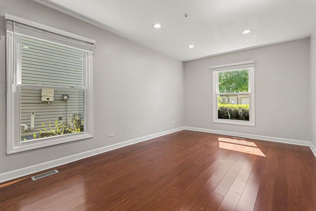 8 Greenvale Road SE, Vernon Hills, IL 60061