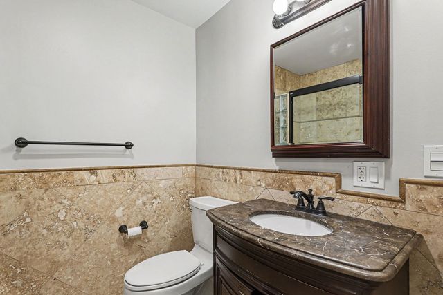 8 Greenvale Road SE, Vernon Hills, IL 60061