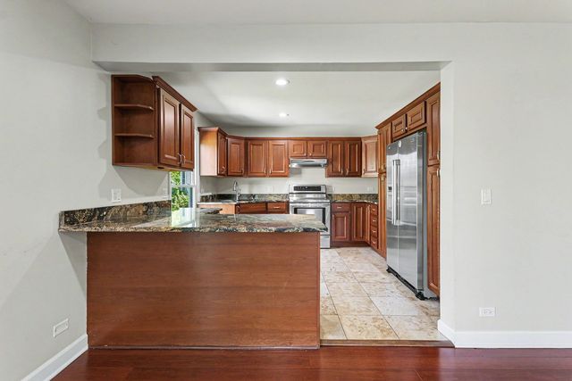 8 Greenvale Road SE, Vernon Hills, IL 60061