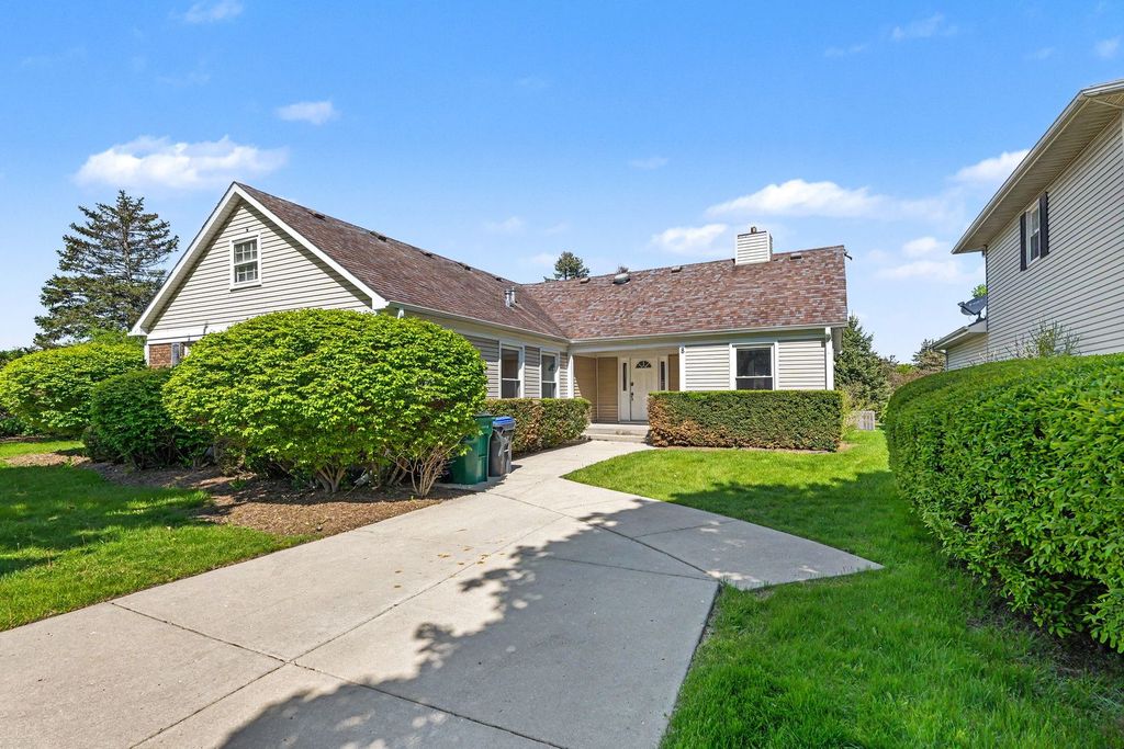 8 Greenvale Road SE, Vernon Hills, IL 60061